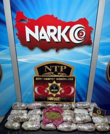 siirtte-13-kilo-kubar-esrar-bulunan-aracta-1-tutuklama-bFuVIRKG.jpg