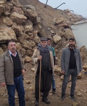 taziye-evinin-uzerine-yikilan-istinat-duvari-uzucu-olay-l7kuymMt.jpg
