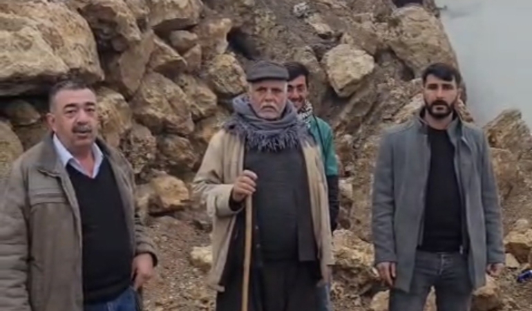 taziye-evinin-uzerine-yikilan-istinat-duvari-uzucu-olay-l7kuymMt.jpg