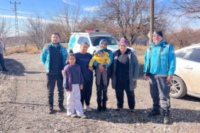 umke-ekiplerinin-3-yil-sonra-enkazdan-kurtardigi-depremzede-aileyle-bulusma-ani-baMEYTSC.jpg
