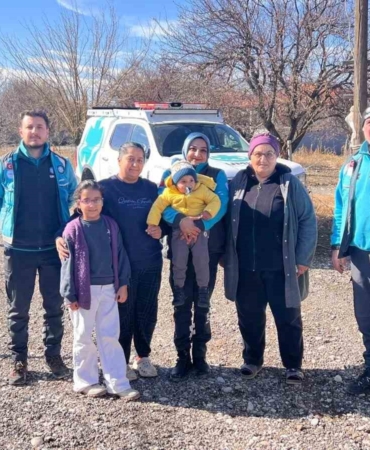 umke-ekiplerinin-3-yil-sonra-enkazdan-kurtardigi-depremzede-aileyle-bulusma-ani-baMEYTSC.jpg