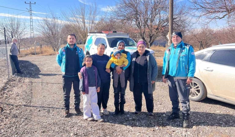 umke-ekiplerinin-3-yil-sonra-enkazdan-kurtardigi-depremzede-aileyle-bulusma-ani-baMEYTSC.jpg