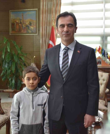 vali-karakaya-kar-altinda-istiklal-marsi-okuyan-ogrenciye-tesekkur-etti-mr3MJ3NH.jpg