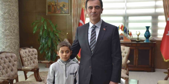 Vali Karakaya, Kar Altında İstiklal Marşı Okuyan Öğrenciye Teşekkür Etti