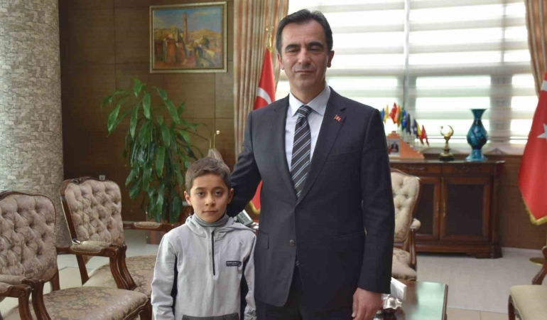 vali-karakaya-kar-altinda-istiklal-marsi-okuyan-ogrenciye-tesekkur-etti-mr3MJ3NH.jpg