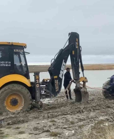 van-golu-sahilinde-camura-saplanan-traktor-kepce-ile-kurtarildi-lxLcsv8Y.jpg