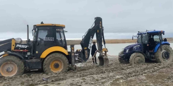 Van Gölü Sahilinde Çamura Saplanan Traktör, Kepçe ile Kurtarıldı!