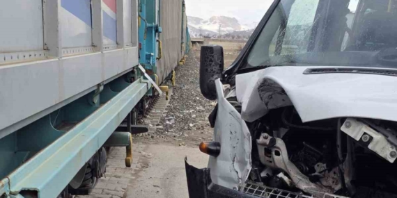 Van’da Tren ve Okul Servisinin Korkunç Çarpışması: Faciadan Dönüldü