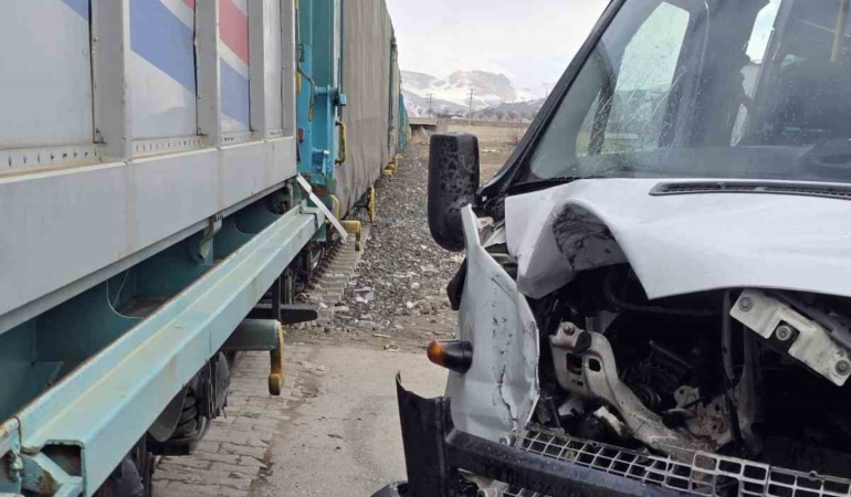 vanda-tren-ve-okul-servisinin-korkunc-carpismasi-faciadan-donuldu-2v7mwmAY.jpg