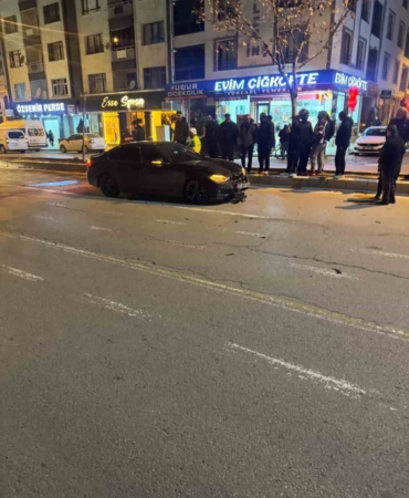 yaya-kazasi-otomobilin-carptigi-iki-kisi-agir-yaralandi-3aANhBxY.jpg