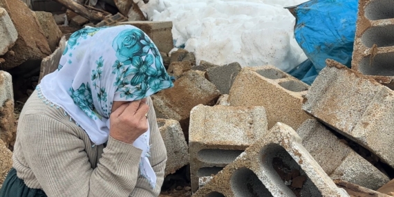 Yüksekova’da Zine Teyze’nin Yıkılan Ahırında Gözyaşlarıyla Dolu Feryadı