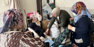 8-martta-ihtiyac-sahibi-kadinlara-kiyafet-yardimi-atFAEl9C.jpg