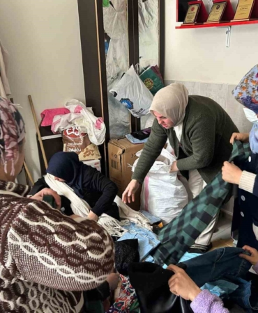 8-martta-ihtiyac-sahibi-kadinlara-kiyafet-yardimi-atFAEl9C.jpg