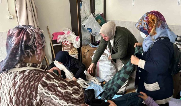 8-martta-ihtiyac-sahibi-kadinlara-kiyafet-yardimi-atFAEl9C.jpg
