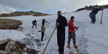 agri-daginin-eteklerinde-kar-depolama-faaliyetleri-bC3DUQkF.jpg