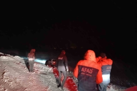 agrida-tipi-nedeniyle-sarampole-kayan-aractaki-4-kisi-kurtarildi-pPIKsALl.jpg