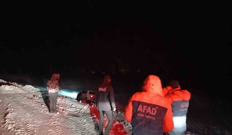agrida-tipi-nedeniyle-sarampole-kayan-aractaki-4-kisi-kurtarildi-pPIKsALl.jpg