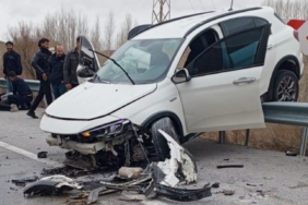 bariyerlere-asili-kalan-kontrolden-cikan-otomobil-4-yarali-jxPa3jQq.jpg