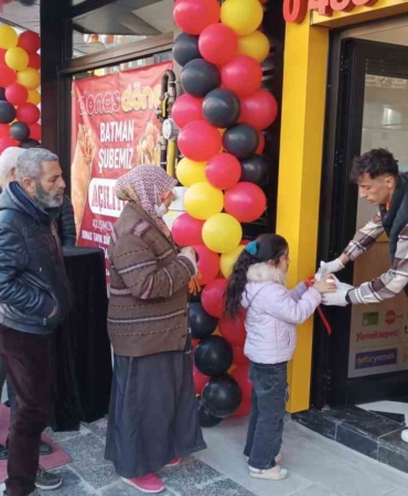 batmanda-ucretsiz-iftar-dagitan-yeni-donerci-acildi-S6Cxe9iK.jpg