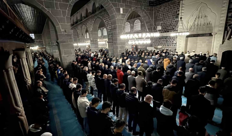 bayram-namazi-harem-i-serifte-kilindi-OqHC2ChD.jpg