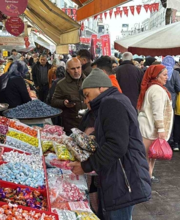 bayram-oncesi-esnafi-olumsuz-etkileyen-saganak-yagis-CTGgaMd3.jpg