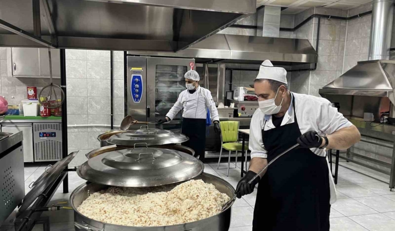 bingolde-gunluk-2500-kisilik-iftar-yemegi-coskusu-ZQZhtxrA.jpg