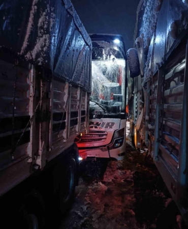 bitlisteki-otobus-kazasi-tira-arkadan-carpma-sonucu-8-yarali-JE4UQ1vZ.jpg