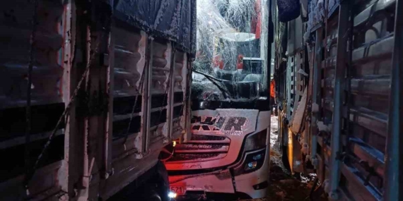 Bitlis’teki Otobüs Kazası: Tıra Arkadan Çarpma Sonucu 8 Yaralı