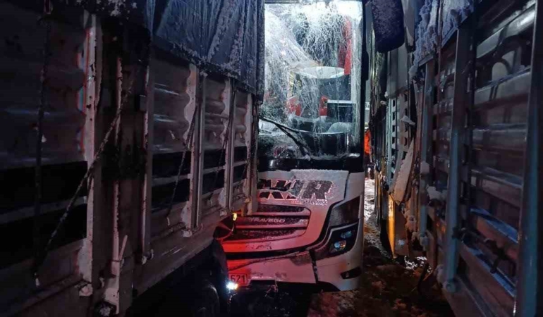 bitlisteki-otobus-kazasi-tira-arkadan-carpma-sonucu-8-yarali-JE4UQ1vZ.jpg