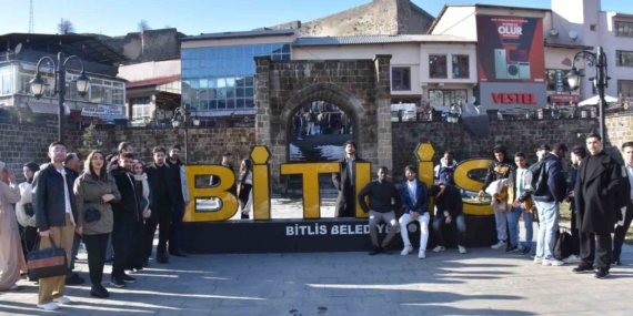 Bitlis’teki Uluslararası Öğrenciler Tarihi Mekanları Keşfetti