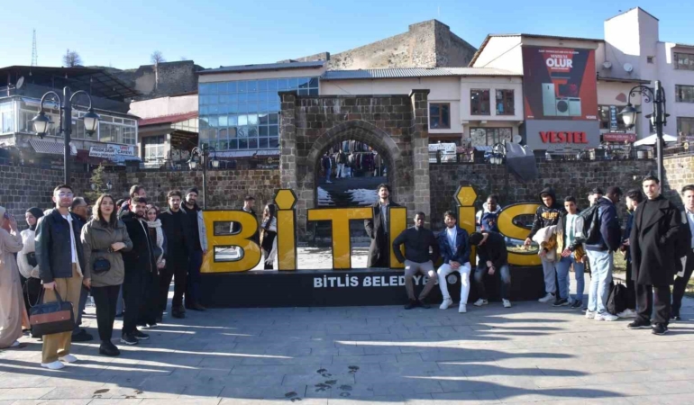bitlisteki-uluslararasi-ogrenciler-tarihi-mekanlari-kesfetti-uEgex1nC.jpg