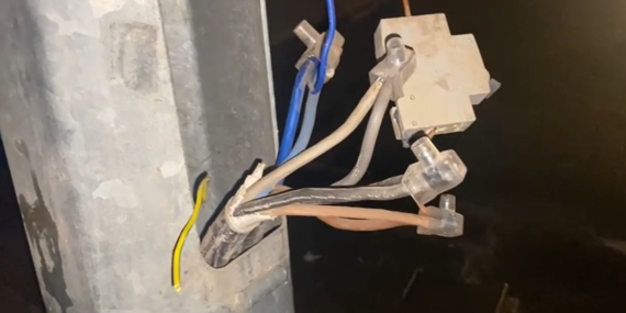 Cadde Aydınlatma Direklerinden Kaçak Elektrik Hattı Çekimi Skandalı