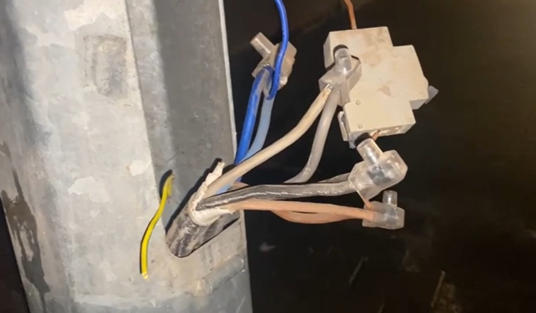 cadde-aydinlatma-direklerinden-kacak-elektrik-hatti-cekimi-skandali-BFEUVaJs.jpg