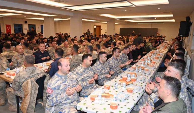 canakkale-zaferi-gununde-guvenlik-guclerinin-iftar-bulusmasi-yzI8RRZU.jpg
