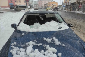 catidan-dusen-kar-kutlesi-otomobili-kullanilamaz-hale-getirdi-sJlYaiYE.jpg