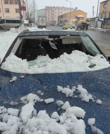 catidan-dusen-kar-kutlesi-otomobili-kullanilamaz-hale-getirdi-sJlYaiYE.jpg
