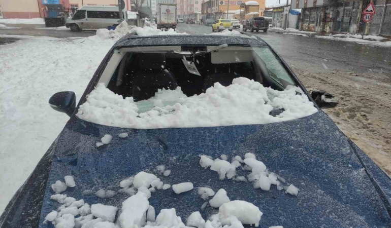 catidan-dusen-kar-kutlesi-otomobili-kullanilamaz-hale-getirdi-sJlYaiYE.jpg
