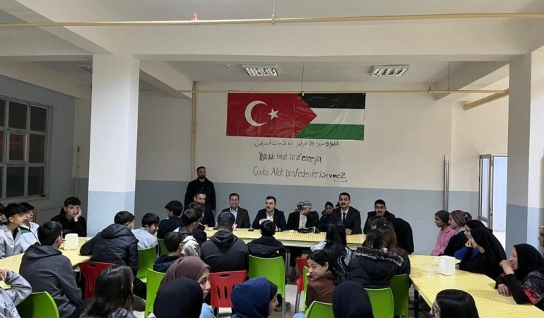 dicle-kaymakami-mustafa-atis-lise-ogrencileriyle-iftar-bulusmasi-gerceklestirdi-Iiv983Bb.jpg