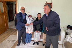 diyarbakir-ogrencileri-emekli-ogretmenlerini-unutmadi-YdmkO2vp.jpg