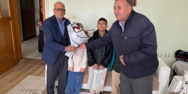 diyarbakir-ogrencileri-emekli-ogretmenlerini-unutmadi-YdmkO2vp.jpg