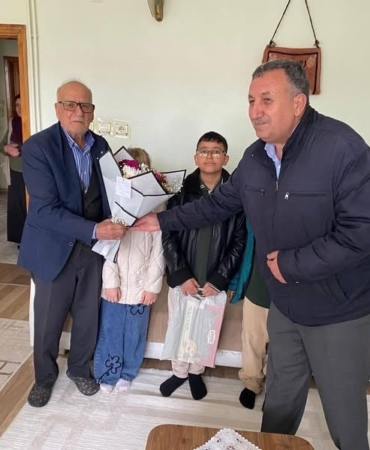 diyarbakir-ogrencileri-emekli-ogretmenlerini-unutmadi-YdmkO2vp.jpg