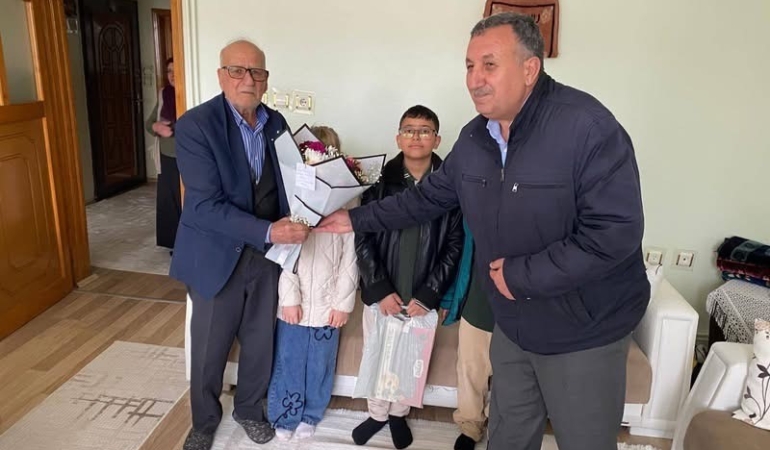 diyarbakir-ogrencileri-emekli-ogretmenlerini-unutmadi-YdmkO2vp.jpg