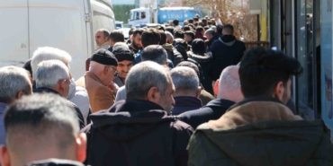diyarbakirda-app-plaka-icin-uzun-kuyruklar-x2Z7BzPE.jpg