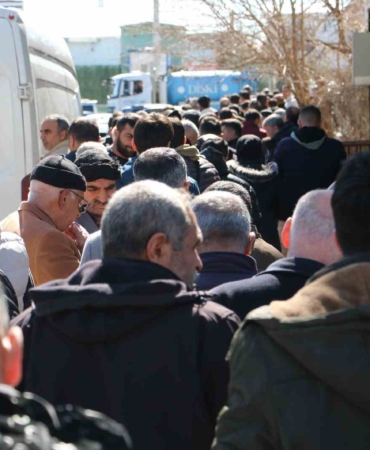 diyarbakirda-app-plaka-icin-uzun-kuyruklar-x2Z7BzPE.jpg
