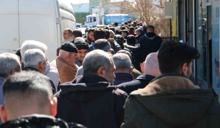 diyarbakirda-app-plaka-icin-uzun-kuyruklar-x2Z7BzPE.jpg