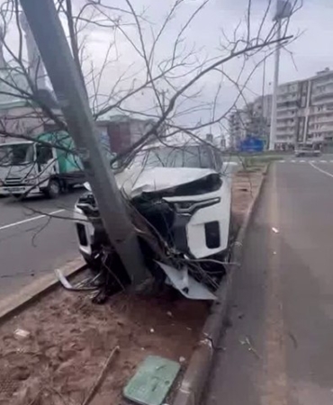 diyarbakirda-otomobil-refuje-carpti-1-kisi-yaralandi-QOinZh3R.jpg