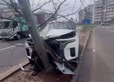Diyarbakır’da Otomobil Refüje Çarptı, 1 Kişi Yaralandı