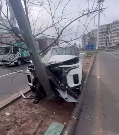 diyarbakirda-otomobil-refuje-carpti-1-kisi-yaralandi-QOinZh3R.jpg