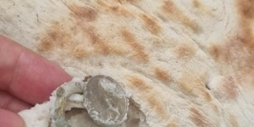 ekmegin-icinden-cikan-ilginc-bozuk-para-halkasi-nOOiO5gY.jpg