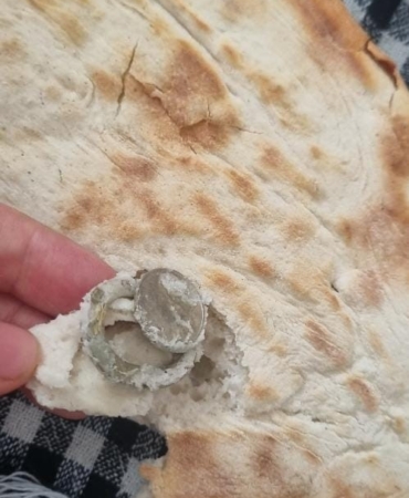 ekmegin-icinden-cikan-ilginc-bozuk-para-halkasi-nOOiO5gY.jpg